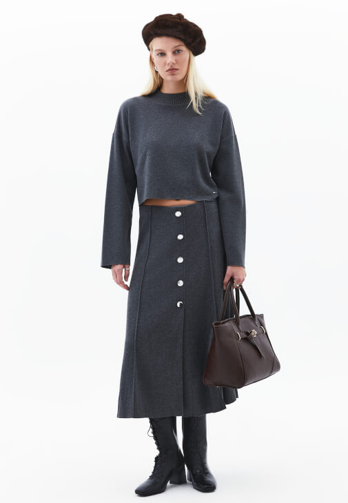 Crop Kazak ve Düğmeli Etek Kombini