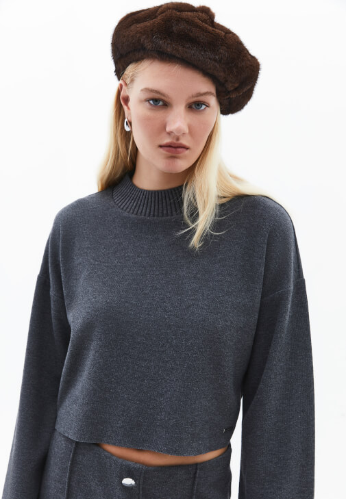 Crop Kazak ve Düğmeli Etek Kombini