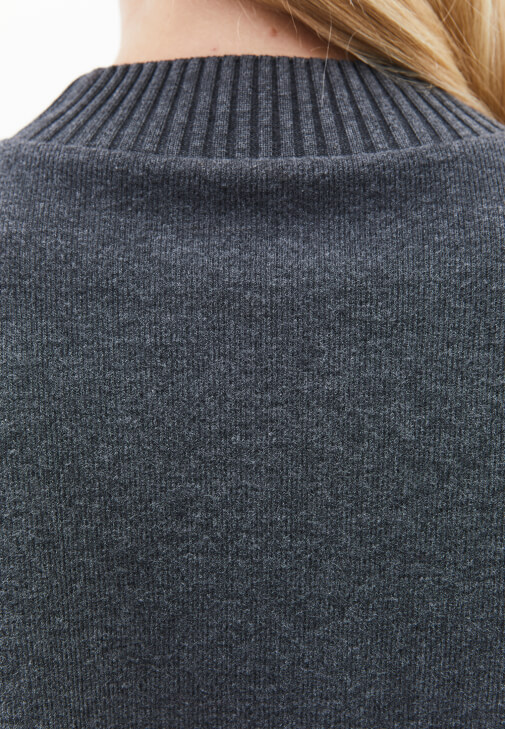 Crop Kazak ve Düğmeli Etek Kombini