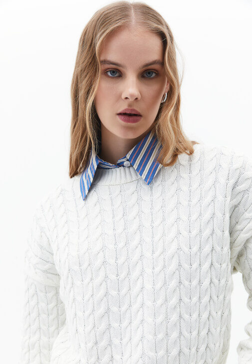 Bot Yaka Kazak ve Mom-Fit Pantolon Kombini