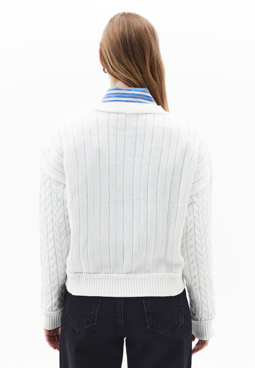 Bot Yaka Kazak ve Mom-Fit Pantolon Kombini