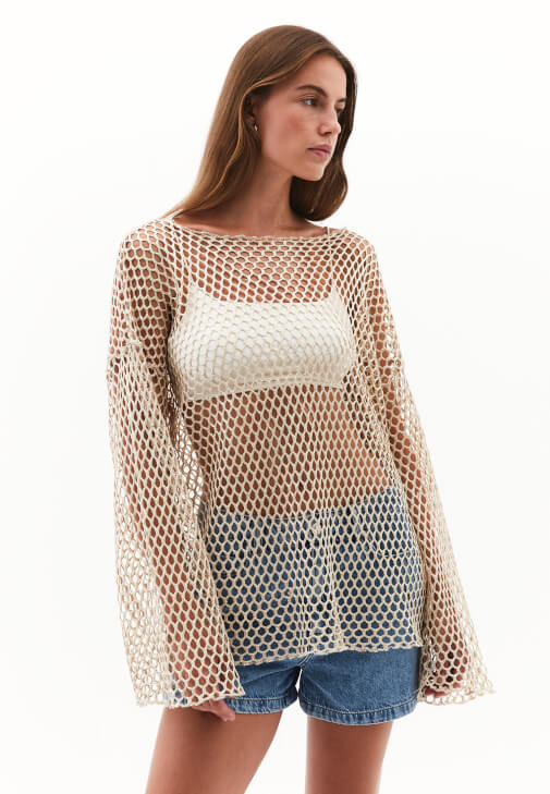 Bot Yaka Bluz ve Denim Şort Kombini