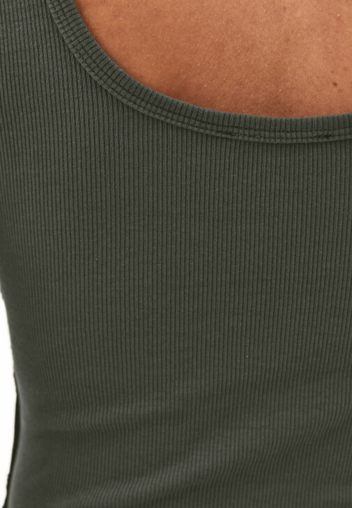 Pamuklu Atlet ve Bootcut Pantolon Kombini