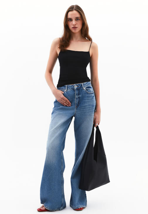 Pamuklu Askılı Atlet ve Wide-Leg Denim Kombini