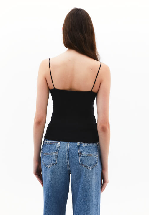 Pamuklu Askılı Atlet ve Wide-Leg Denim Kombini