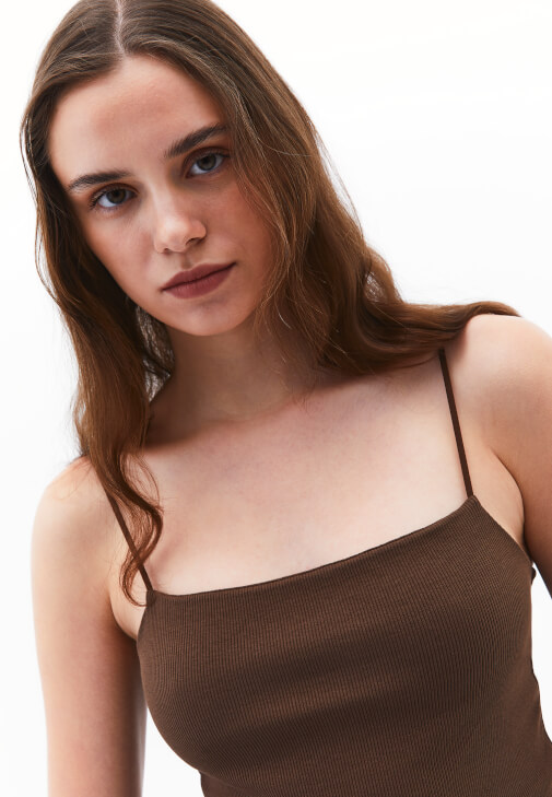 Kare Yaka Askılı Atlet ve Denim Şort Kombini