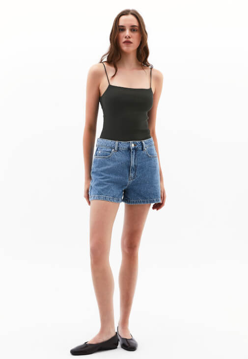 Askılı Atlet ve Yüksek Bel Denim Şort Kombini