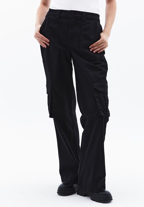 Kargo Pantolon ve Ekoseli Gömlek Kombini