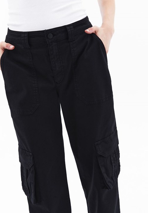 Kargo Pantolon ve Ekoseli Gömlek Kombini