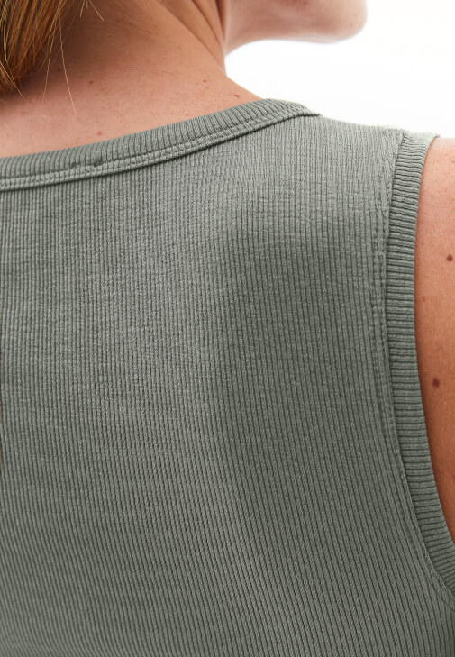 Çıtçıtlı Atlet ve Pantolon Kombini