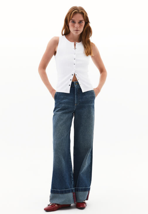 Çıtçıtlı Atlet ve Denim Pantolon Kombini