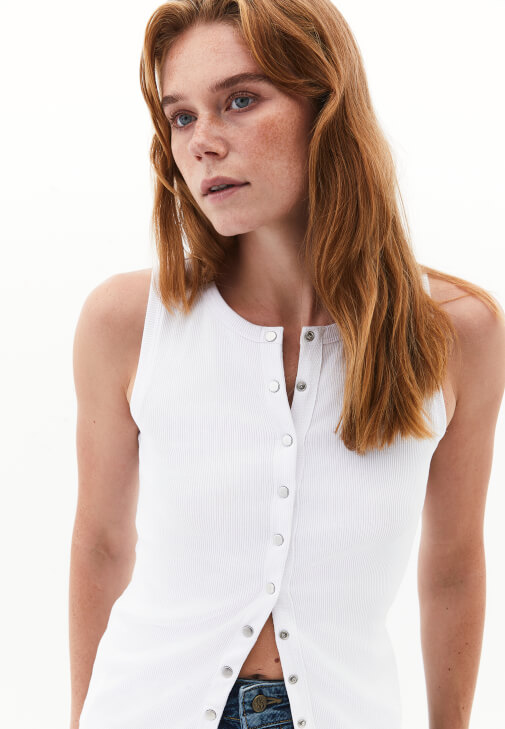 Çıtçıtlı Atlet ve Denim Pantolon Kombini