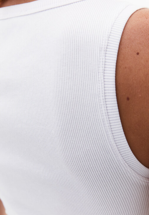 Çıtçıtlı Atlet ve Denim Pantolon Kombini