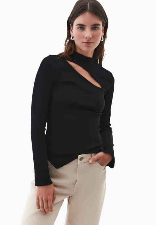 Siyah Yüksek Yaka Cut-Out Detaylı Tişört