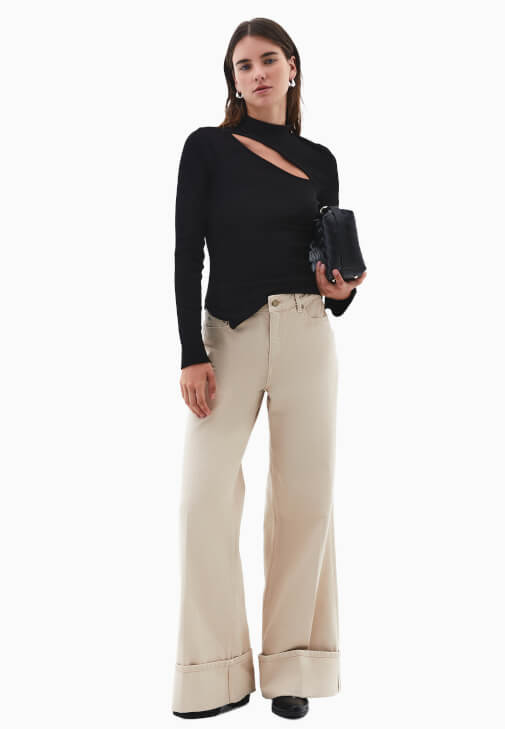 Cut-Out Detaylı Tişört ve Bol Paça Pantolon Kombini