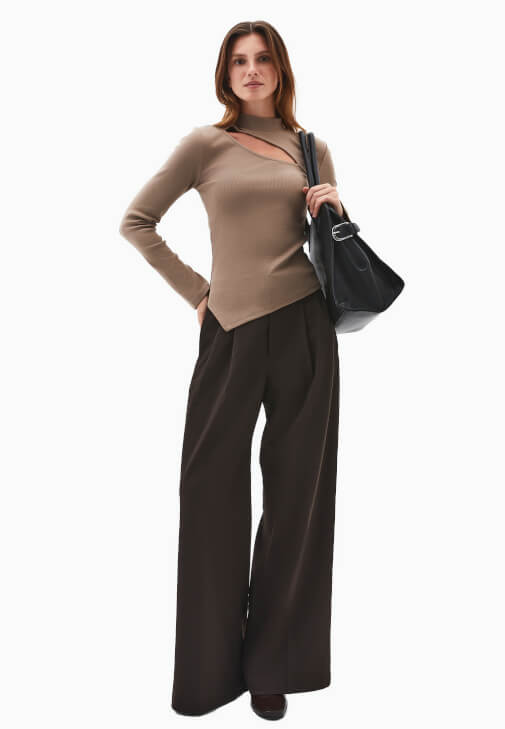 Yüksek Yaka Tişört ve Pileli Pantolon Kombini