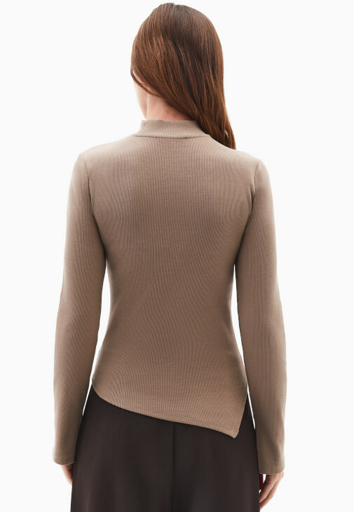 Yüksek Yaka Tişört ve Pileli Pantolon Kombini