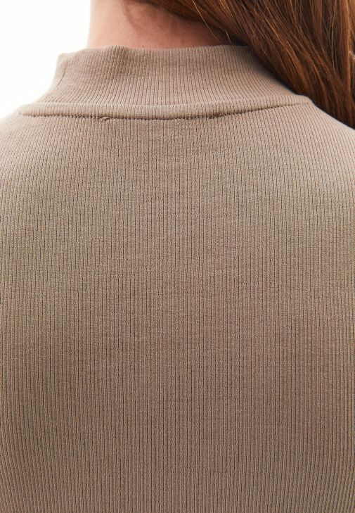 Yüksek Yaka Tişört ve Pileli Pantolon Kombini