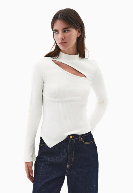 Krem Yüksek Yaka Cut-Out Detaylı Tişört