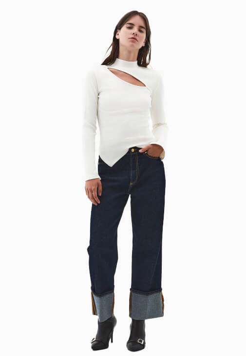 Yüksek Yaka Tişört ve Denim Pantolon Kombini