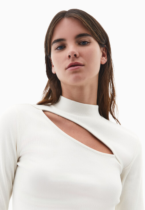 Yüksek Yaka Tişört ve Denim Pantolon Kombini