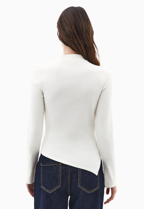 Yüksek Yaka Tişört ve Denim Pantolon Kombini