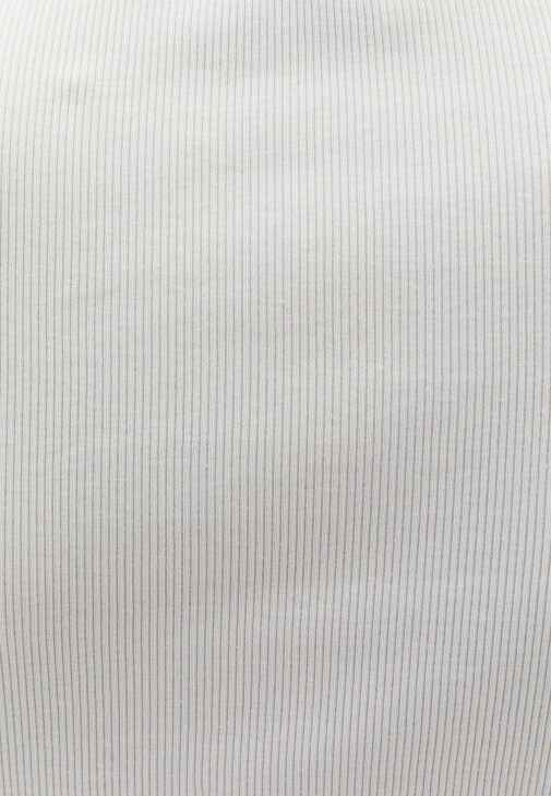 Yüksek Yaka Tişört ve Denim Pantolon Kombini