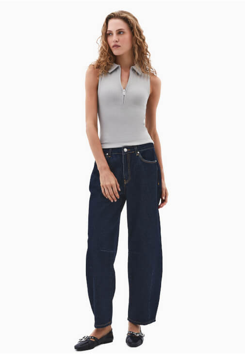 Fermuarlı Atlet ve Barrel-Fit Denim Kombini