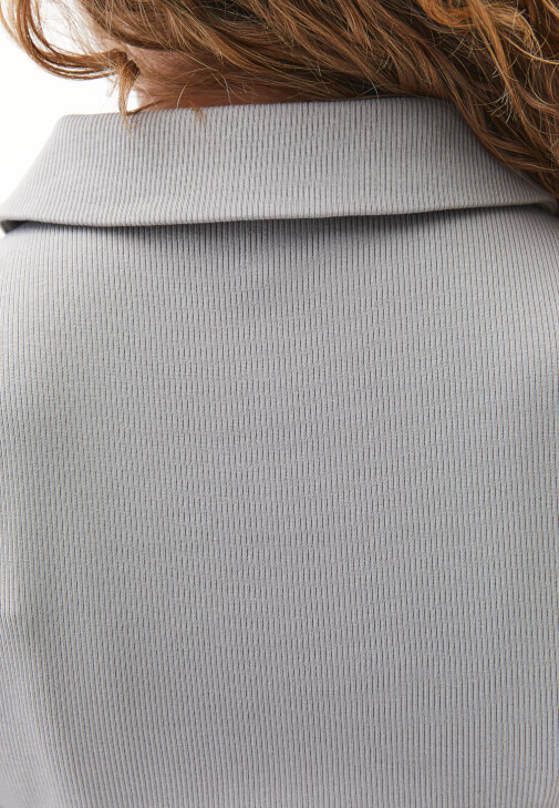 Fermuarlı Atlet ve Barrel-Fit Denim Kombini