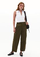 Bayan Beyaz Polo Yaka Fermuarlı Atlet