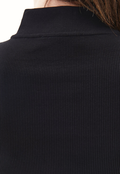 Fermuarlı Tişört ve Kargo Pantolon Kombini