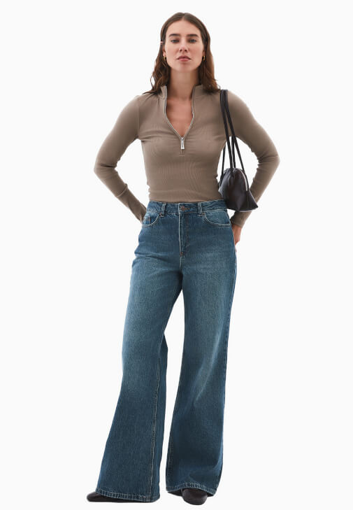 Fermuar Detaylı Tişört ve Denim Pantolon Kombini