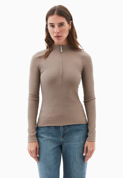 Fermuar Detaylı Tişört ve Denim Pantolon Kombini