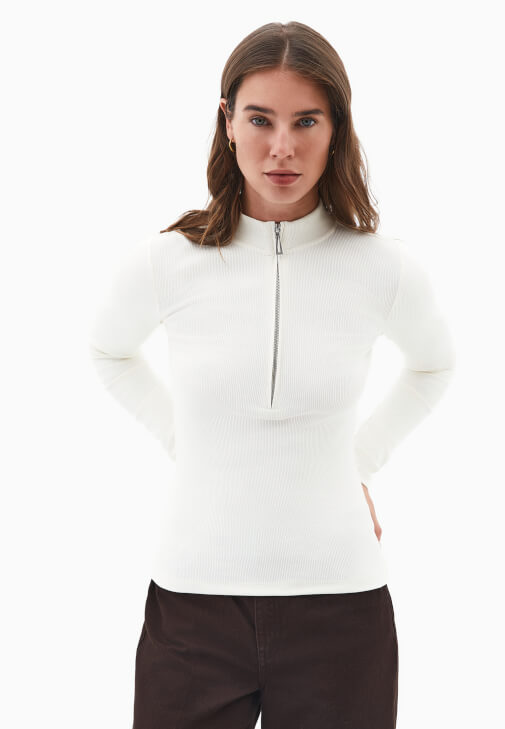 Fermuarlı Tişört ve Bol Paça Pantolon Kombini