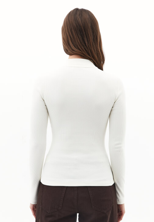 Fermuarlı Tişört ve Bol Paça Pantolon Kombini