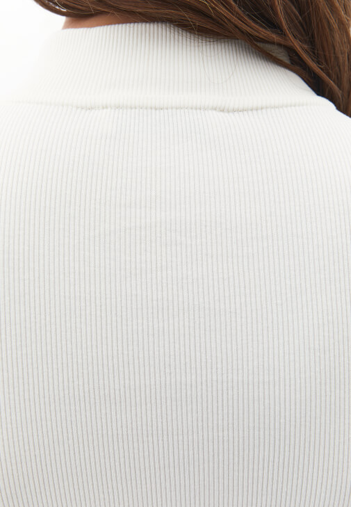 Fermuarlı Tişört ve Bol Paça Pantolon Kombini