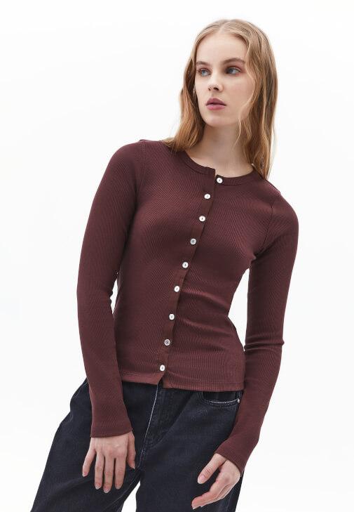 Düğmeli Tişört ve Pantolon Kombini