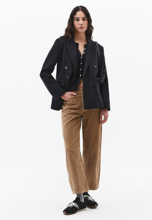 Düğmeli Tişört ve Barrel-Fit Kadife Pantolon Kombini