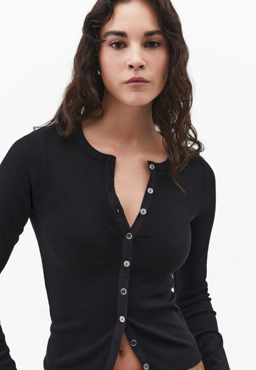 Düğmeli Tişört ve Barrel-Fit Kadife Pantolon Kombini