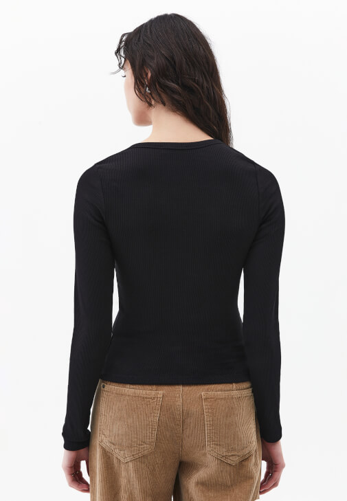 Düğmeli Tişört ve Barrel-Fit Kadife Pantolon Kombini