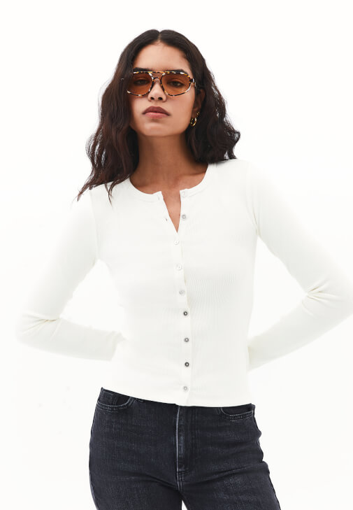 Düğmeli Tişört ve Flare Pantolon Kombini