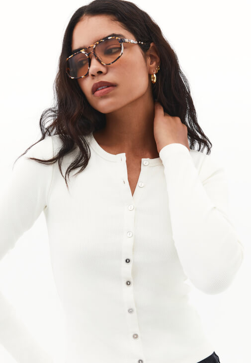 Düğmeli Tişört ve Flare Pantolon Kombini