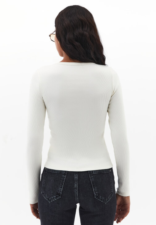 Düğmeli Tişört ve Flare Pantolon Kombini