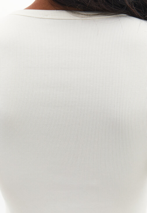 Düğmeli Tişört ve Flare Pantolon Kombini