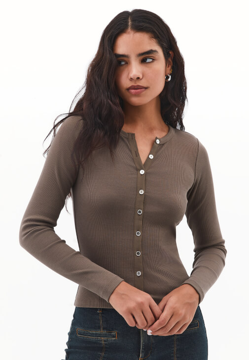 Düğmeli Tişört ve Orta Bel Denim Kombini