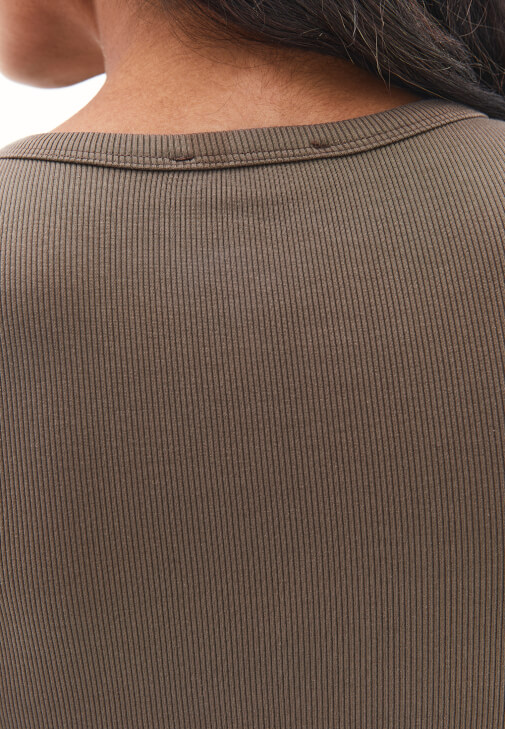 Düğmeli Tişört ve Orta Bel Denim Kombini