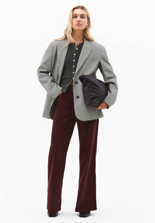 Düğmeli Tişört ve Kadife Pantolon Kombini