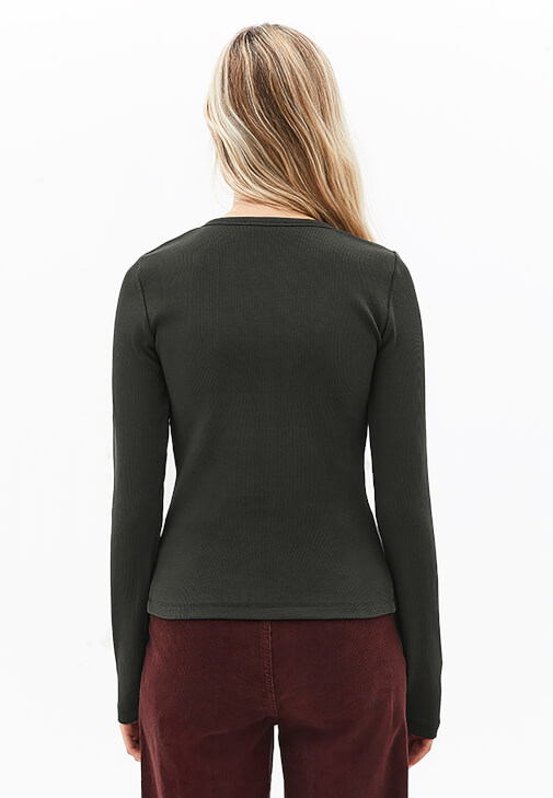 Düğmeli Tişört ve Kadife Pantolon Kombini