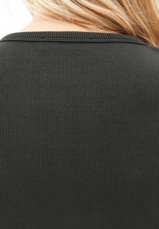 Düğmeli Tişört ve Kadife Pantolon Kombini