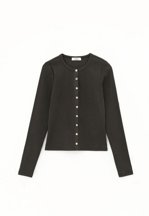 Düğmeli Tişört ve Kadife Pantolon Kombini